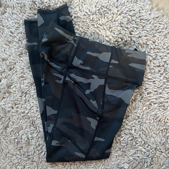 athleta, size xs leggings, most likely 7/8 !! side pockets with zippers !! - Picture 3 of 4